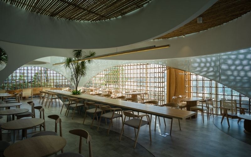 bàn dài và bàn cộng đồng được bố trí để phục vụ workshop