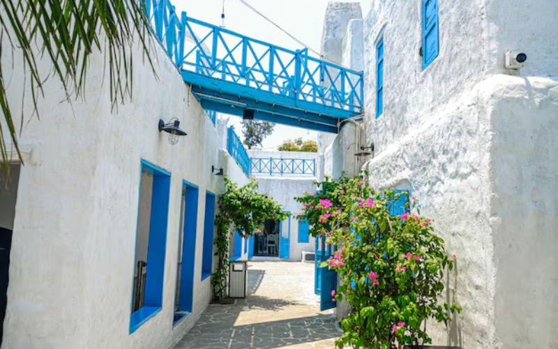 Đối tượng khách hàng phù hợp với thiết kế quán cafe phong cách Địa Trung Hải: