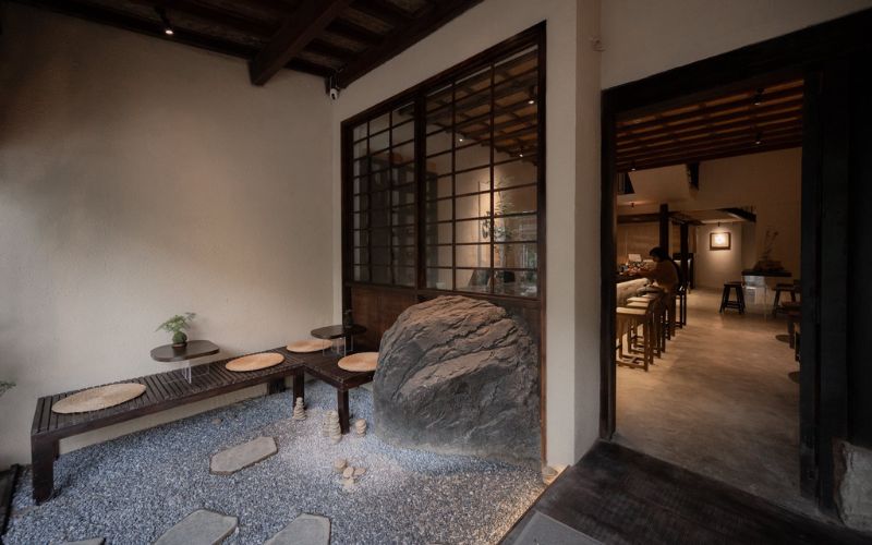 Không gian quán mang đậm tinh thần Zen và Wabi Sabi của Nhật Bản