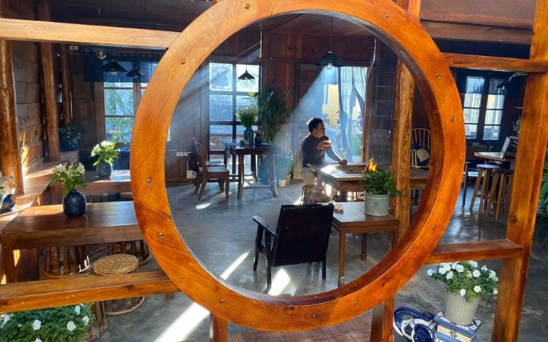 Tông màu chủ đạo là nâu gỗ 