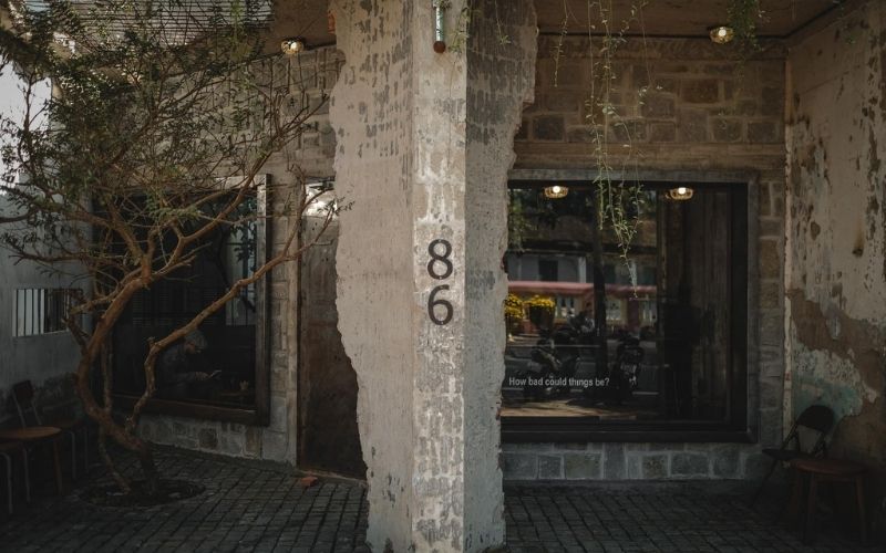 mảng tường bê tông tróc, bề mặt gạch đá cũ