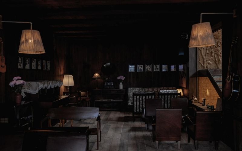 Ánh sáng tiết chế, tạo điểm nhấn thay vì chiếu sáng đồng loạt