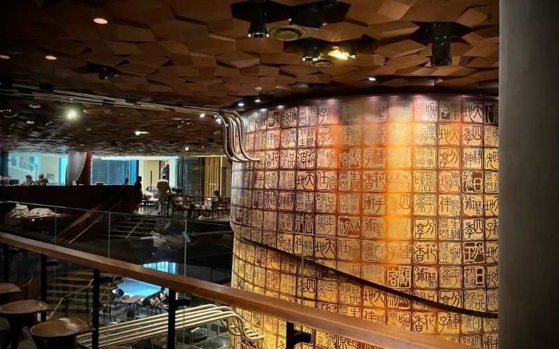 gỗ tự nhiên và veneer được sử dụng nhiều ở trần, tường và quầy bar