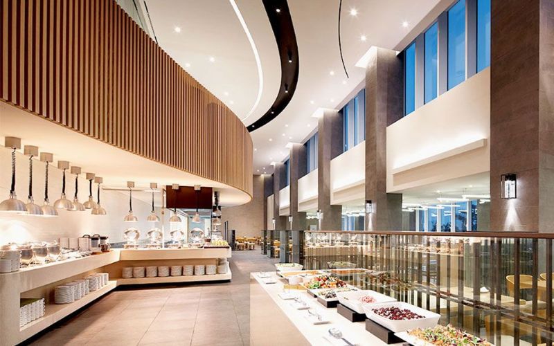 Không nên bố trí một quầy line dài chứa toàn bộ món ăn