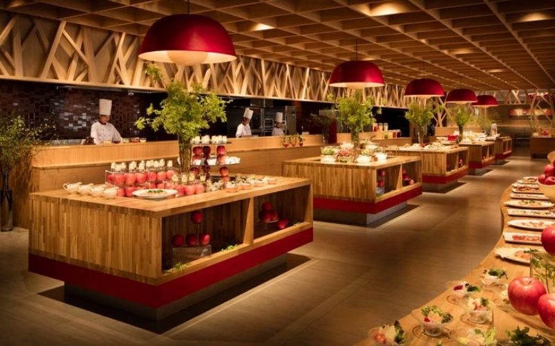 ánh sáng vàng ấm trong thiết kế quầy buffet