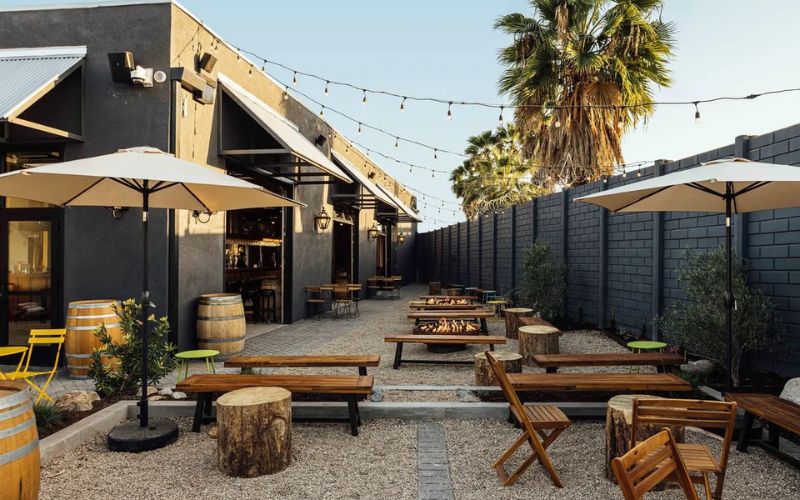 Mẫu thiết kế nhà hàng sân vườn đẹp phong cách Rustic