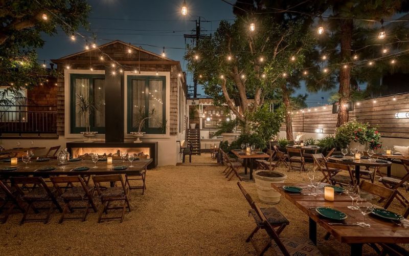 Mẫu thiết kế nhà hàng sân vườn đẹp phong cách Rustic