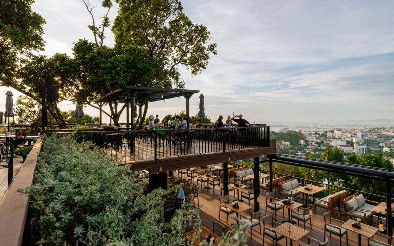 Mẫu thiết kế nhà hàng sân vườn đẹp phong cách Rustic