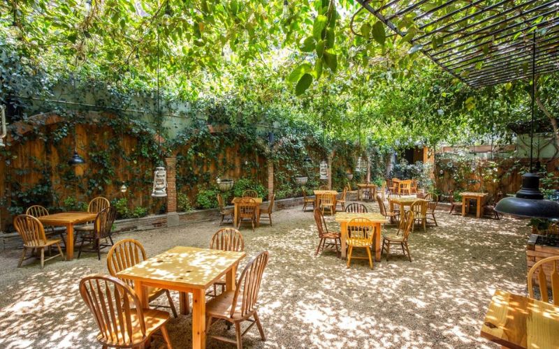 Mẫu thiết kế nhà hàng sân vườn Tropical