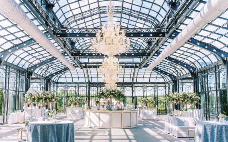 Thiết kế nhà hàng tiệc cưới sử dụng kính hiện đại và thoáng đãng