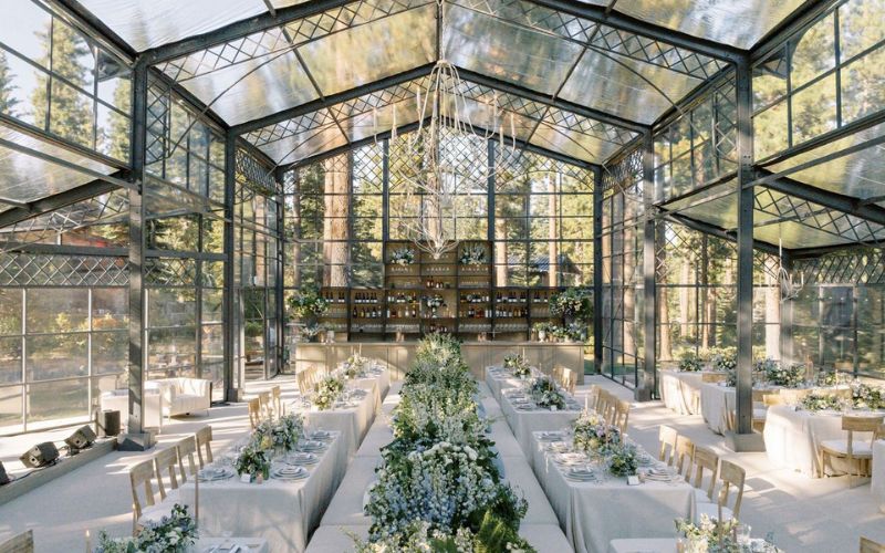 Thiết kế nhà hàng tiệc cưới sử dụng kính hiện đại và thoáng đãng