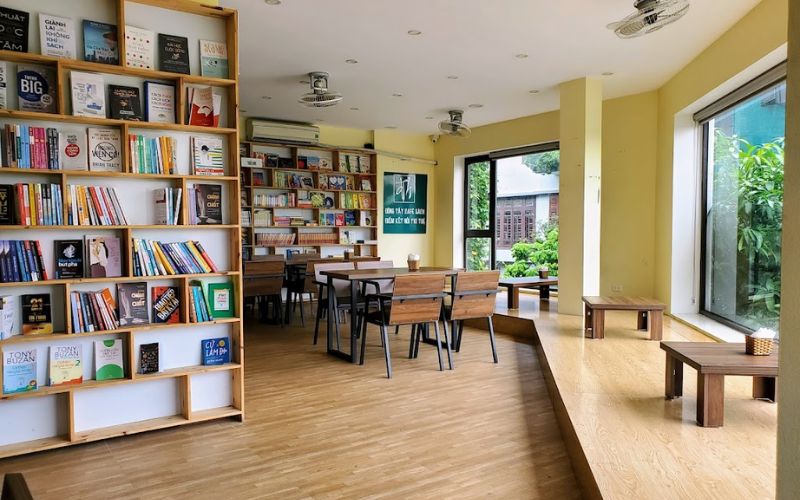 Đông Tây Cafe sách - 133 Nguyễn Chí Thanh, Hải Châu, Đà Nẵng