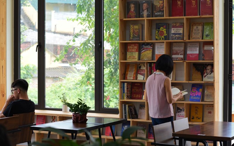 Đông Tây Cafe sách - 133 Nguyễn Chí Thanh, Hải Châu, Đà Nẵng