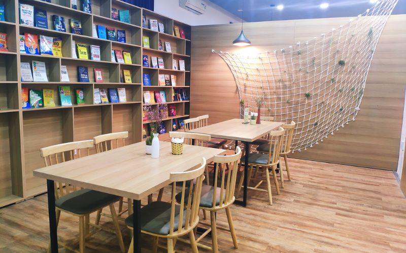 Đông Tây Cafe sách - 133 Nguyễn Chí Thanh, Hải Châu, Đà Nẵng