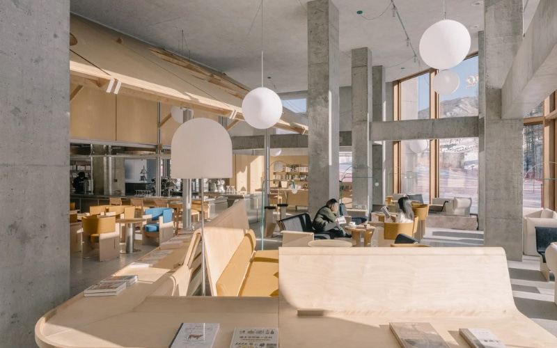 Quầy bar trung tâm - khu vực vận hành chính của quán