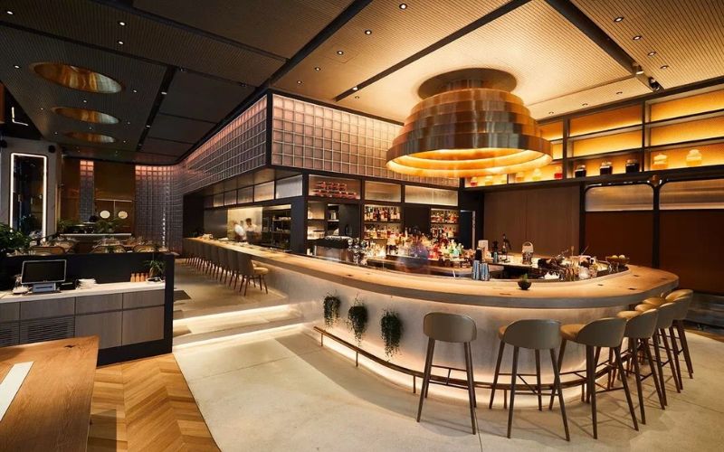 Thiết kế ánh sáng giúp quầy bar chữ U trở nên nổi bật và thu hút 