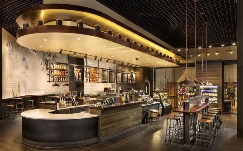 Thiết kế ánh sáng giúp quầy bar chữ U trở nên nổi bật và thu hút 