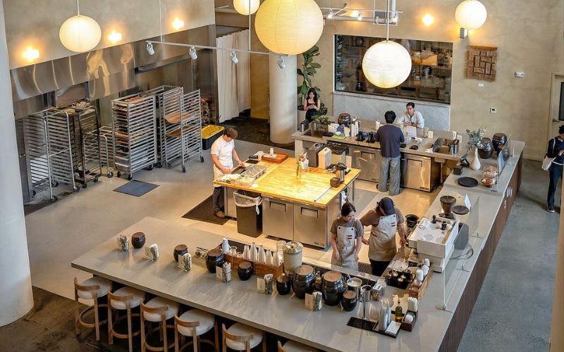 Thiết kế ánh sáng giúp quầy bar chữ U trở nên nổi bật và thu hút 