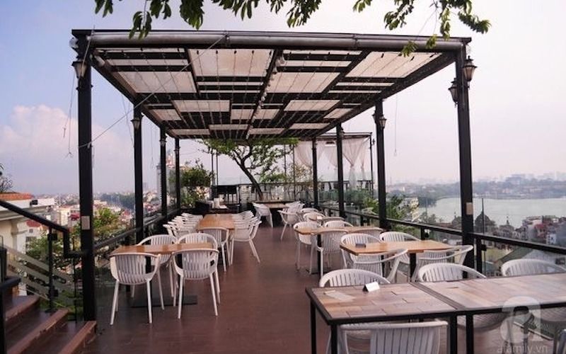 Tiêu chí chọn vật liệu ngoài trời khi thiết kế quán cà phê sân thượng 