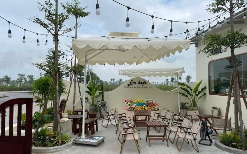 Mẫu thiết kế quán cà phê 600 triệu phù hợp với đối tượng khách hàng nào?