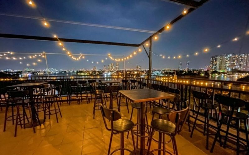 Hệ thống ánh sáng tạo không gian rooftop cafe ấn tượng về đêm