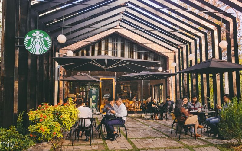 Bố trí bàn ghế “hút mắt” 