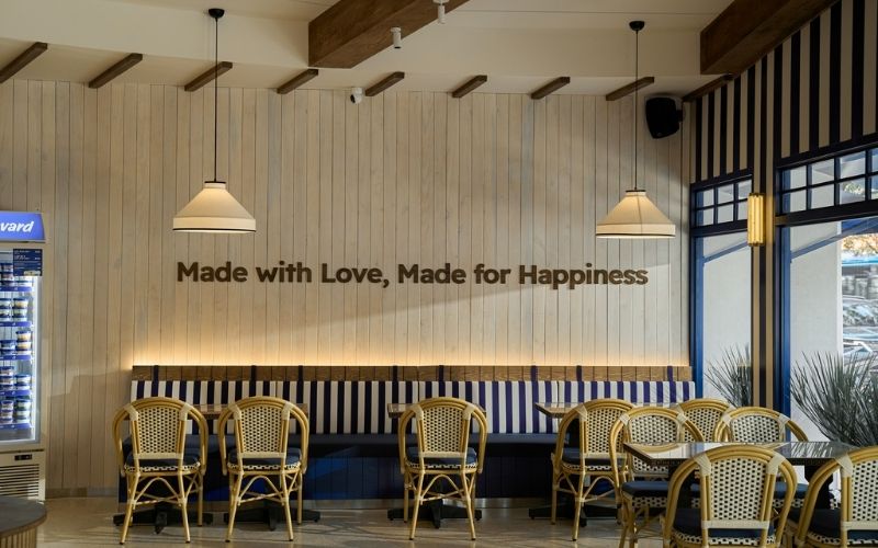 Giải pháp vật liệu trong thiết kế nội thất cafe cao cấp 