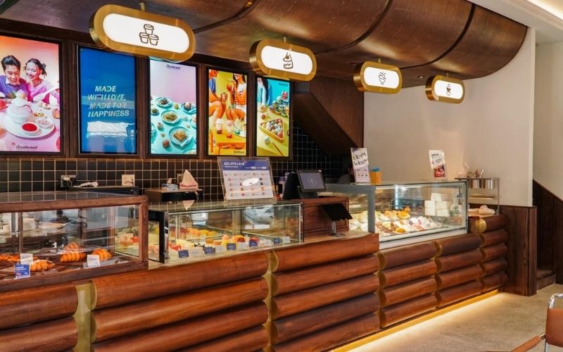 Khu vực quầy order kết hợp trưng bày bakery