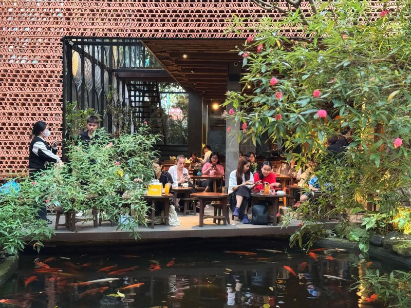 Nia Coffee - Mẫu cà phê sân vườn Đà Nẵng hồ cá Koi lấy thiên nhiên làm trung tâm thiết kế