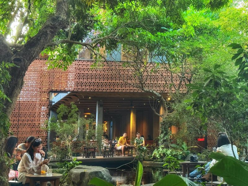 Nia Coffee - Mẫu cà phê sân vườn Đà Nẵng hồ cá Koi lấy thiên nhiên làm trung tâm thiết kế